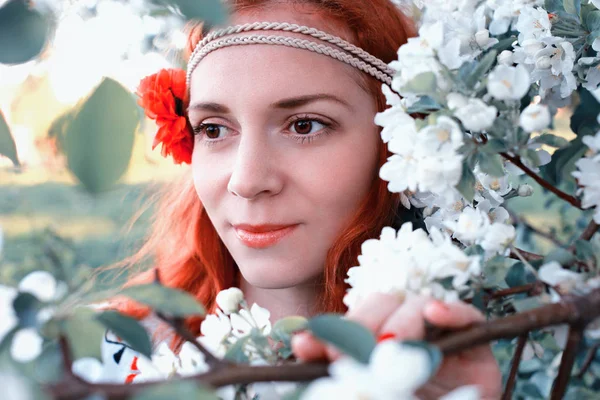 Bahar güneşli bir öğleden sonra parkta bir yürüyüş için kız