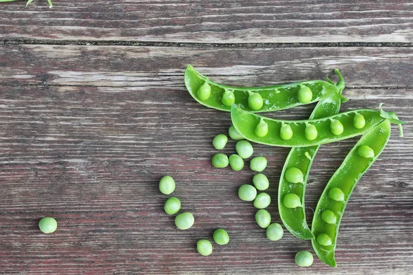 bezelye ahşap arka plan üzerinde