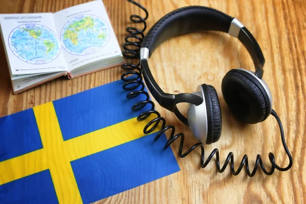 Auriculares y bandera del idioma del curso en una mesa — Foto de Stock