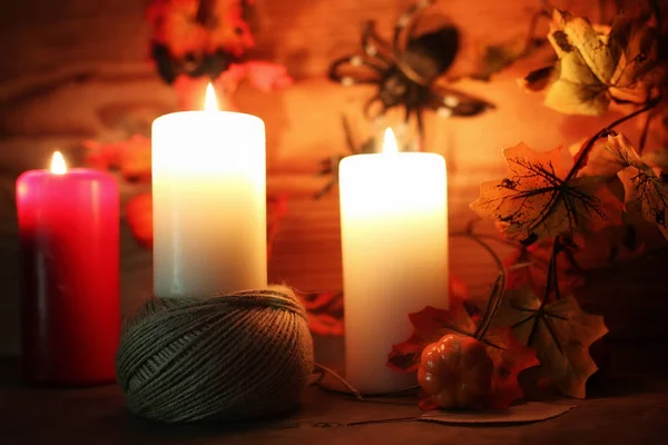 Decoraciones de mesa para Halloween talladas velas cabeza de calabaza — Foto de Stock