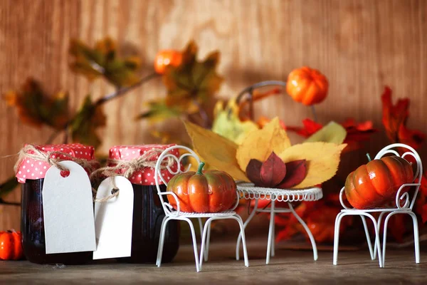 sandalye üzerinde iç ahşap odada taze kabak