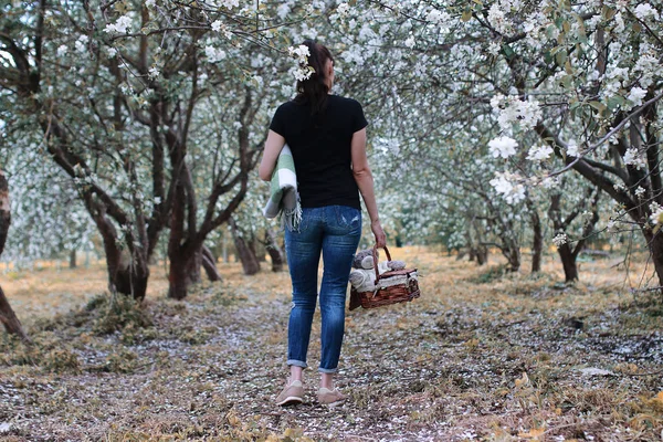 Yazın güneşli bir günde çiçek açan bir kız.