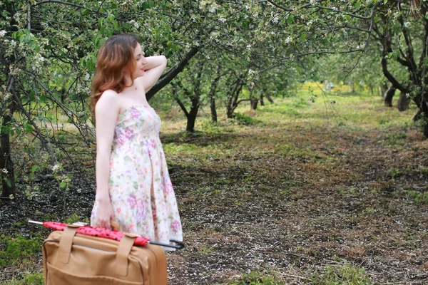 Mujer al aire libre viaje maleta retro — Foto de Stock