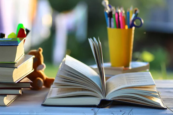 educaion kitap yığın sayfa açık