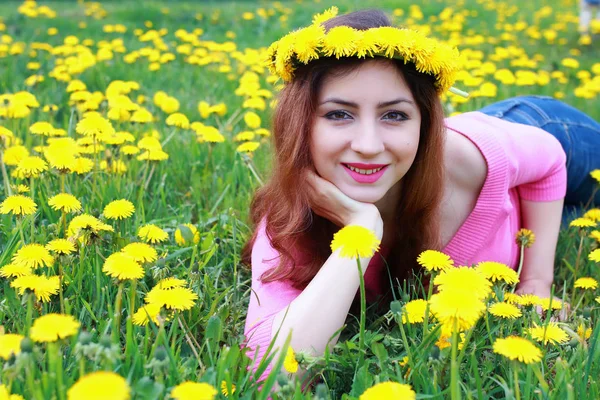 Karahindiba otlağındaki genç kadın