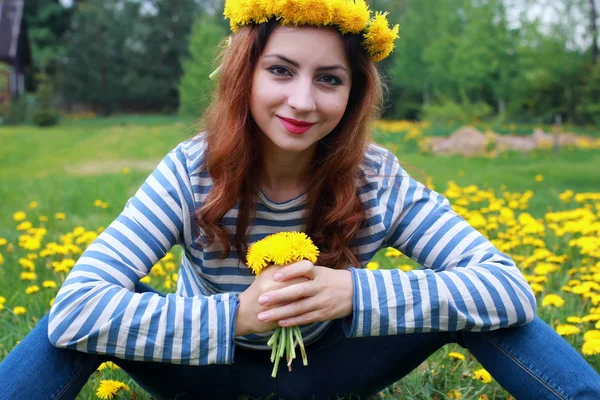 Karahindiba otlağındaki genç kadın