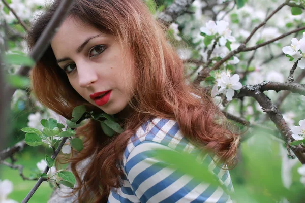 kadın ve çiçek ağaç elma