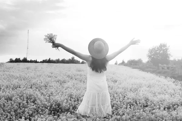 Ritratto monocromatico di giovane ragazza in un cappello in piedi in un enorme fi — Foto Stock