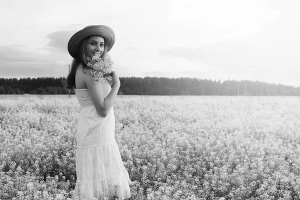 Ritratto monocromatico di giovane ragazza in un cappello in piedi in un enorme fi — Foto Stock