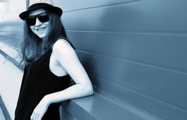 Linda chica hipster en un sombrero ligero y gafas de sol en un día de verano — Foto de Stock