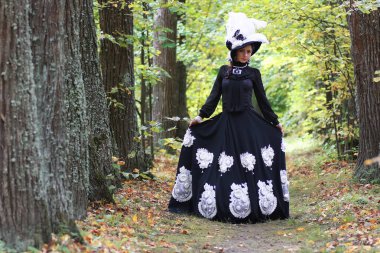 ağaçlar sokakta yürürken retro elbiseli Bayan