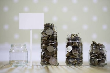 kavanozların üzerinde kat Rus ruble başlayıp büyüğe paralar