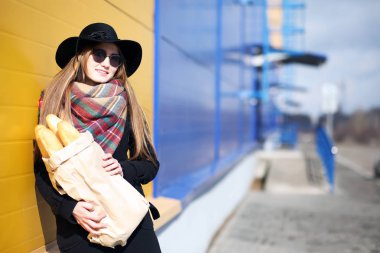 Marketler bir yürüyüş için Fransız kadın