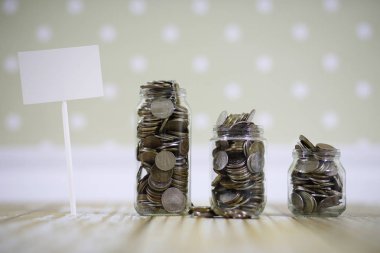 kavanozların üzerinde kat Rus ruble başlayıp büyüğe paralar