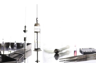 Tıbbi şırınga ve aksesuarları tablosundaki eski metal