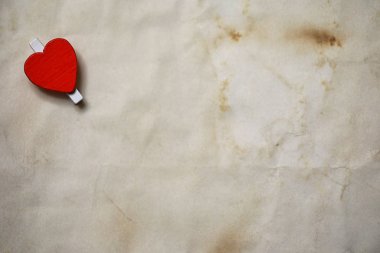 Beyaz çarşaf kağıt aşk notları ve kalp şekli