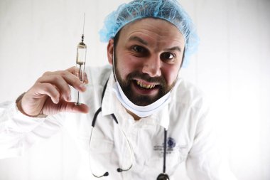 Beyaz önlük ve eski şırınga çılgın sakallı doktor