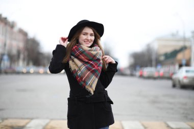 Erken baharda bir yürüyüşe Fransız kadın