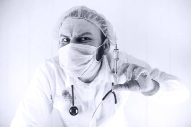 Siyah ve beyaz fotoğraf sakallı doktor Beyaz önlük ve bir ol