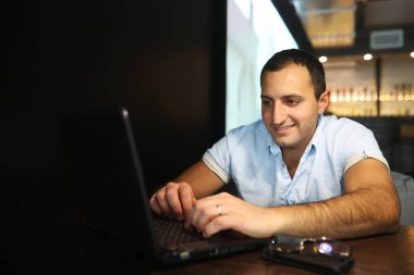 Dizüstü çalışan Ermeni yakışıklı adam