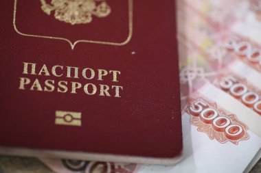 Belgeler ve para yerde