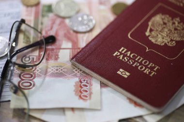 Belgeler ve para yerde