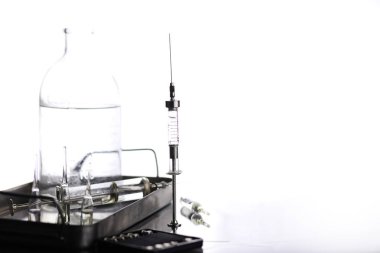 Tıbbi şırınga ve aksesuarları tablosundaki eski metal