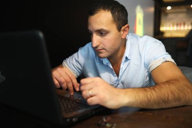 Dizüstü çalışan Ermeni yakışıklı adam