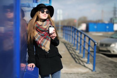 Marketler bir yürüyüş için Fransız kadın