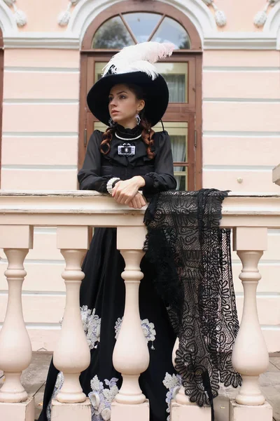 Nő a tornácon vár vintage ruha — Stock Fotó