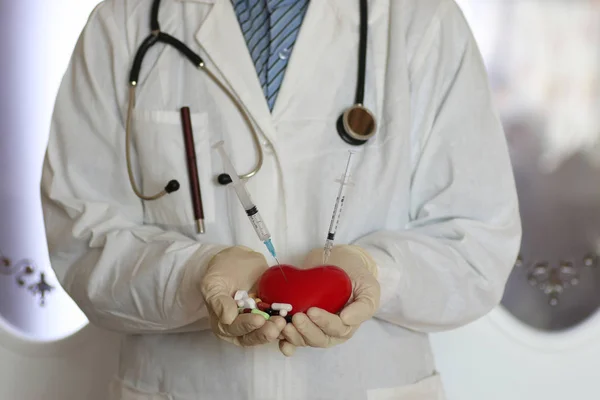 Fecskendőt a szív orvos kezében — Stock Fotó