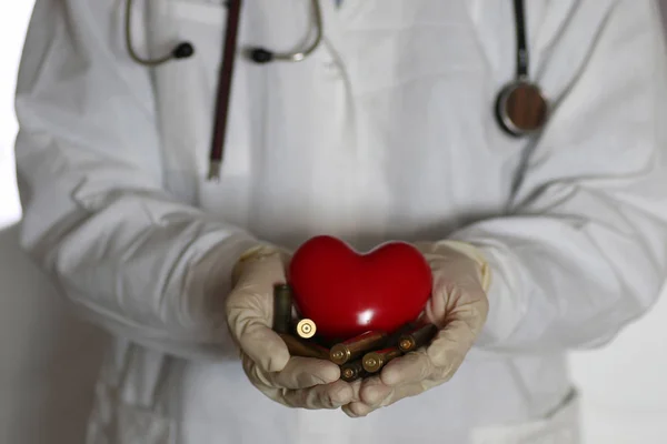 Herz und Ärmel in der Hand des Arztes — Stockfoto