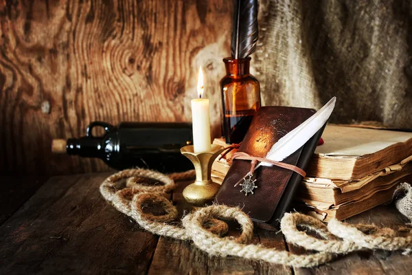 günlüğü ve tüy ile bir şişe dolusu ROM.