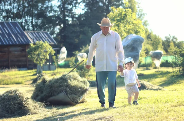 Niño y abuelo campo rural — Foto de Stock