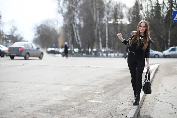 Şehirde yürüyüşe çıkmış güzel bir kız.
