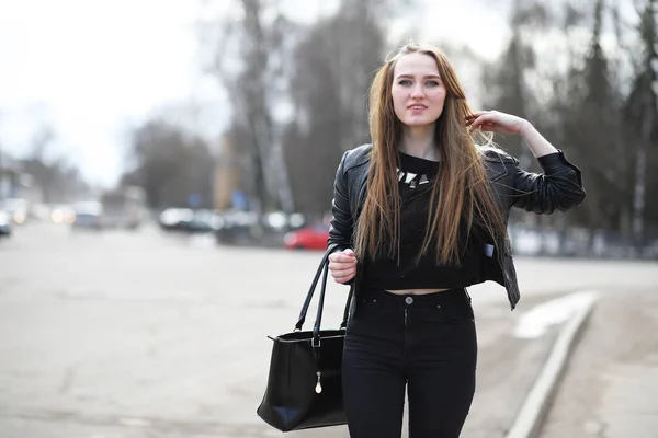 Junge süße Mädchen auf einem Spaziergang in der Stadt — Stockfoto