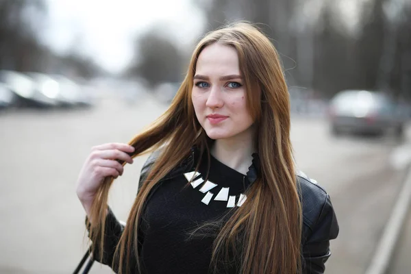 Junge süße Mädchen auf einem Spaziergang in der Stadt — Stockfoto