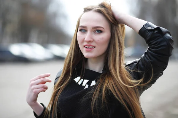 Şehirde yürüyüşe çıkmış güzel bir kız.