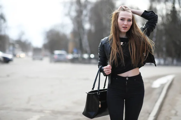 Jong schattig meisje op een wandeling in de stad — Stockfoto