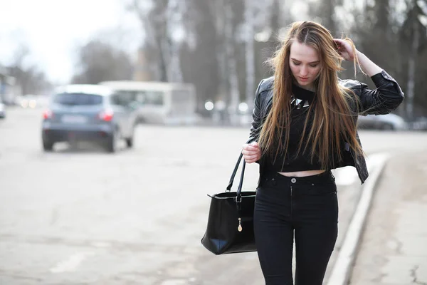 Jong schattig meisje op een wandeling in de stad — Stockfoto