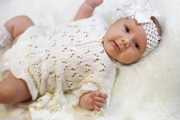 Retrato de uma linda menina em um vestido branco — Fotografia de Stock