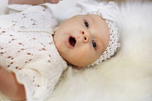 Retrato de uma linda menina em um vestido branco — Fotografia de Stock