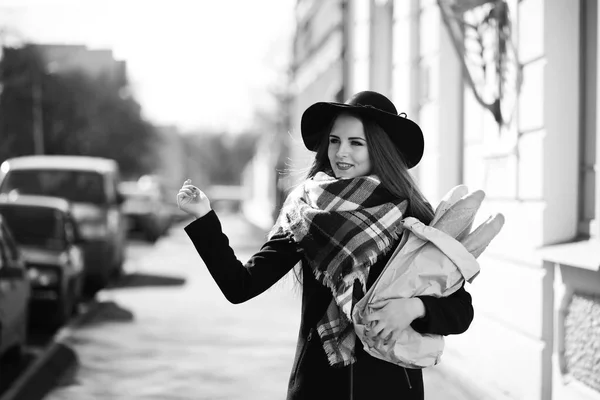 Черно-белое фото молодой девушки на прогулке — стоковое фото