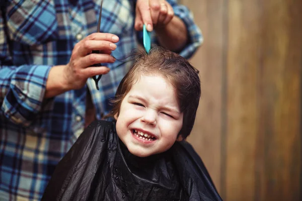 Küçük bir çocuk Kuaför içinde kesilmiş