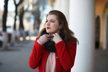 Şehirde kırmızı paltolu bir yolda güzel kız