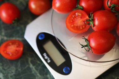 Tartım mutfak ölçeklerde taze domates