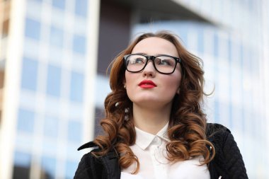 İş kadını binaların zemin üzerine sıkı giysiler