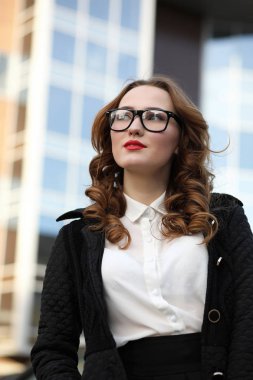 İş kadını binaların zemin üzerine sıkı giysiler