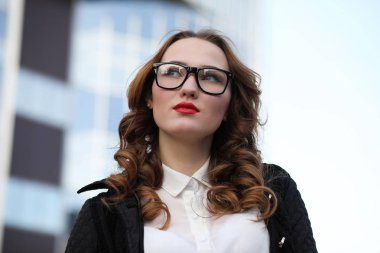 İş kadını binaların zemin üzerine sıkı giysiler