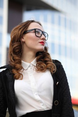 İş kadını binaların zemin üzerine sıkı giysiler